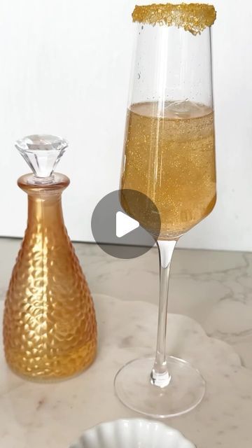 Bakery Bling™ on Instagram: "Don’t know what to do with that leftover Glittery Sugar™ from the holidays? Glam up your NYE drinks with a 100% edible glitter drink rimmer! 🥂✨🪩 

We love this gold glitzy new year’s drink by @berrysweetstudio using our Expensive Taste Blinged-Out Glittery Sugar™" Glitter Drinks, Glitter Cocktails, Nye Drinks, Expensive Taste, Holiday Glam, Edible Glitter, Cocktail Drinks, Don T Know, Gold Glitter