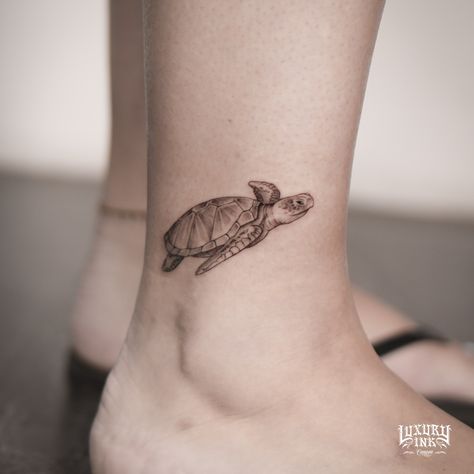 MICRO REALISTIC TURTLE TATTOOS DONE BY QUINN AND YUDHA DONE USING @eztattooing @radiantcolorsink @balmtattooindo 💥DM US FOR YOUR FREE CONSULTATION TODAY💥 ▪️WORLDWIDE FAMOUS ARTISTS ▪️PRIVATE LUXURY LOCATION ▪️PACKAGES AVAILABLE ON REQUEST ▪️INTERNATIONAL AWARD WINNING ▪️CUSTOM DESIGNS ▪️VEGAN INK ▪️INTERNATIONAL HYGIENE STANDARDS ▪️SPONSORED BY THE BEST NAMED BRANDS WORLDWIDE FB/INSTA - @luxuryinkbali @luxuryinkcanggu @luxuryinkjakarta 📲 W/A +6281237096409 www.luxuryinkcanggu.com Realistic Turtle Tattoo, Sea Turtle Tattoo Realistic, Sea Turtle Hatching Tattoo, Freshwater Turtle Tattoo, Realism Sea Turtle Tattoo, Small Sea Turtle Tattoo Realistic, Turtle Tattoo, Famous Artists, Custom Design