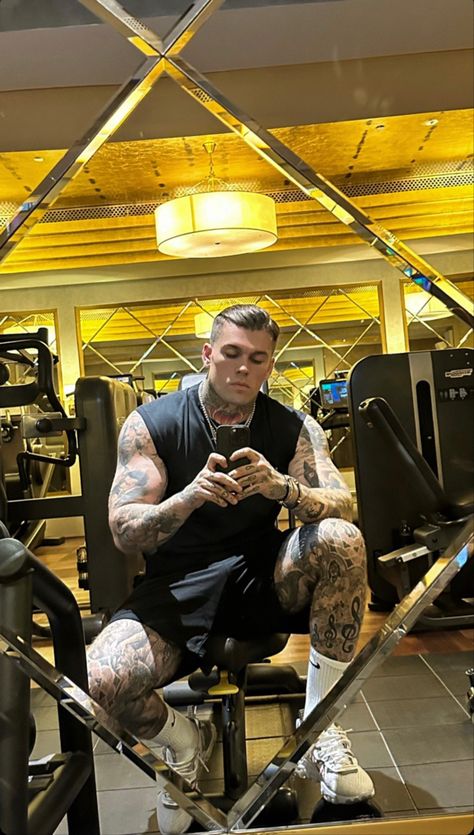 Muscular Guy With Tattoos, Tall Muscular Guy, Guy With Tattoos, Muscular Guy, Stephen James Model, Tattoos Men, Stephen James, Muscular Men, Book Aesthetic