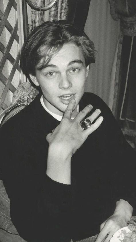 Leonard Dicaprio, Parkway Drive, Black Leo, Leonardo Dicaprio 90s, Jack Dawson, Young Leonardo Dicaprio, River Phoenix, Leo Dicaprio, Denise Richards