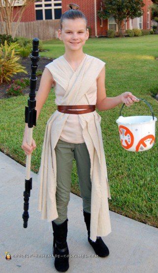 Coolest DIY Family Star Wars Costumes for Halloween Homemade Jedi Costume, Homemade Star Wars Costumes, Easy Star Wars Outfit, Last Minute Star Wars Costume, Family Costumes Starwars, Rey Outfits Star Wars, Easy Jedi Costume, Star Wars Costumes For Women Diy, Diy Family Costumes Halloween