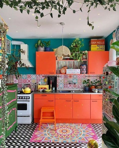 Unique Kitchen Color Ideas, Colorful Kitchen Cabinets, Orange Cabinets, Bohemian Kitchen Decor, Interior Boho, Bohemian Kitchen, Colorful Kitchen, Eclectic Kitchen, Orange Kitchen