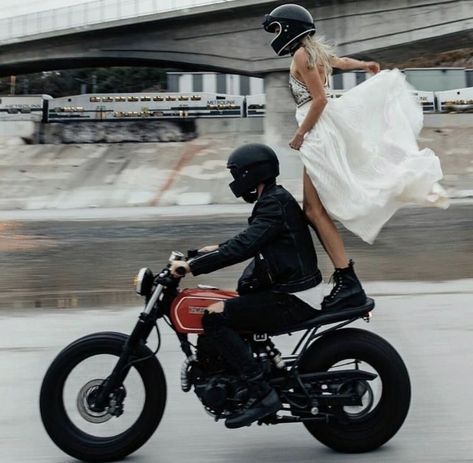 Motorcycle Couple Pictures, Motorcycle Wedding, Biker Couple, Motorcycle Couple, Wedding Presets, Motorcycle Girl, Photo Couple, Biker Girl, Bike Life