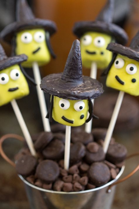 Halloween Witch Marshmallow Pops Halloween Marshmallow Pops, Delicious Halloween Desserts, Diy Halloween Witch, Covered Marshmallows, Halloween Lollipop, Postres Halloween, Halloween Cake Pops, Halloween Foods, Halloween Food Desserts