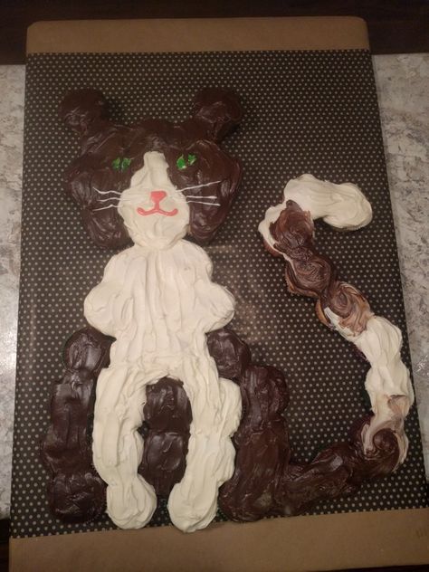 Cat pull-apart cupcake cake - Sloane's 7th. Cat Pull Apart Cupcake Cake, Cat Pull Apart Cupcakes, Cat Cupcakes Ideas, Cat Cupcake Cake, Cat Cakes, Birthday Cake For Cat, Cat Themed Birthday Party, Pull Apart Cupcake Cake, Shaped Cakes