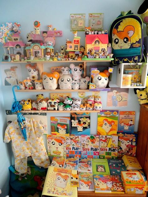 Hamtaro! I would have killed for this stuff when I was a kid, oh wait... i am a kid >.> Hamtaro Toys, 2000s Toys, Otaku Room, Kawaii Room Decor, 90s Toys, Nostalgic Toys, Kawaii Room, 90s Kids, Rilakkuma