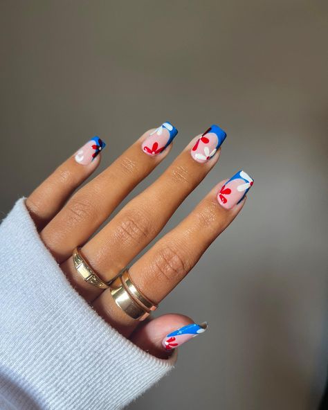 It's a party in the USA with these patriotic red white and blue nails! Get your Independence Day started with a red white and blue manicure. Check out 24 ideas. Click the article link for more photos and inspiration like this // Photo Credit: Instagram @nailshuney // #4thofjulydipnails #4thofjulynails #4thofjulynailsfrenchtip #fourthofjulynails #rednails #redwhiteandbluenails #simple4thofjulynails Red White And Blue Nails Coffin, Blue White And Red Nails, Red White And Blue Checkered Nails, Red And Blue Cherry Nails, Blue White Red Nails, Red White Blue Flower Nails, Red Blue And White Nails, Red And Blue Flower Nails, Red White And Royal Blue Nails