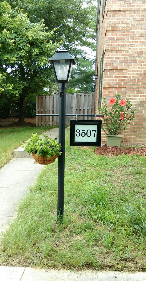 Outside Lamp Post Ideas, Front Light Post Landscaping, Walkway Lamp Post, Lamp Posts Front Yard Landscaping, Lamp Post Front Yard, End Unit Townhouse Landscaping, Front Yard Lamp Post Ideas, Front Yard Light Post Landscaping, Front Yard Lamp Post