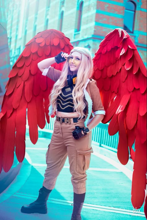 Boku no hero academie felale hawks Cosplay: cosplay done by cosplayforfun Female Hawks, Hawks Cosplay, Female Cosplay Ideas, Hawk Wings, My Hero Academia Costume, Cosplay Wings, My Hero Academia Cosplay, Mha Cosplay, Cosplay Hair