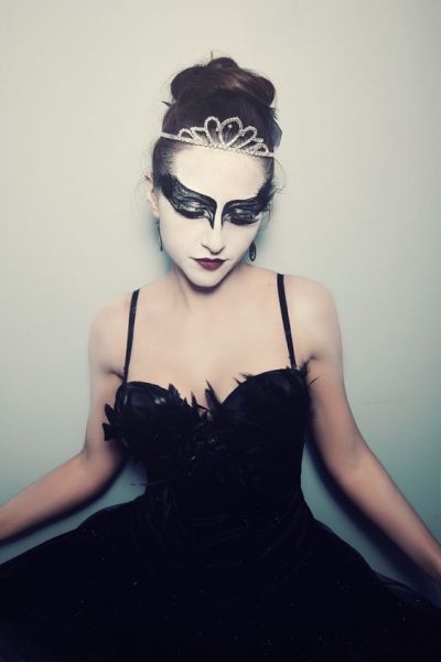 Black swan costume! Swan Diy Costume, Swan Costume Diy, Swan Halloween, Swan Makeup, Swan Costume, Easy College Halloween Costumes, Black Swan Costume, Makeup Challenge, Frozen Costume