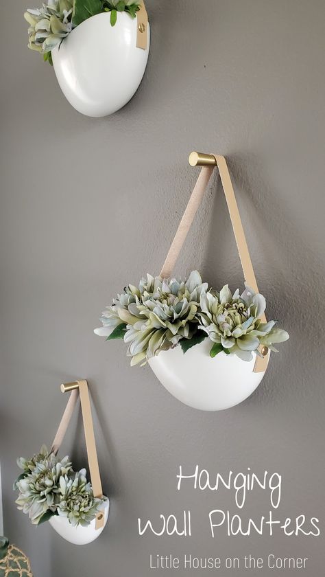 Entryway makeover featuring hanging wall planters {via Little House on the Corner blog} Small Corner Decor, Hanging Wall Planters Indoor, Wall Plants Indoor, Corner Wall Decor, Wall Vase Decor, Cottagecore Kitchen, Entryway Makeover, Indoor Plant Wall, Wall Planters Indoor