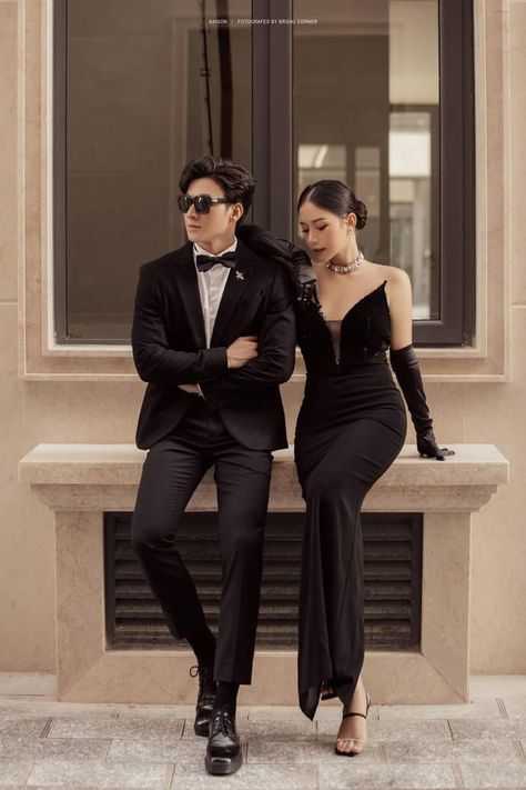 Elegant Prewedding Photoshoot, All Black Outfit Couple Photoshoot, Mafia Couple Photoshoot, Couple Formal Poses, Vintage Prewedding Photography, Prewedding Mafia, Prewed Mafia, Pre Wedding Photoshoot Theme, Prenup Photos Ideas