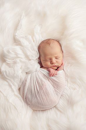 Newborn photography white wrap Foto Newborn, Newborn Photography Boy, Newborn Photography Poses, Newborn Wrap, Baby Poses, Newborn Poses, Newborn Posing, Newborn Shoot, Newborn Baby Photography