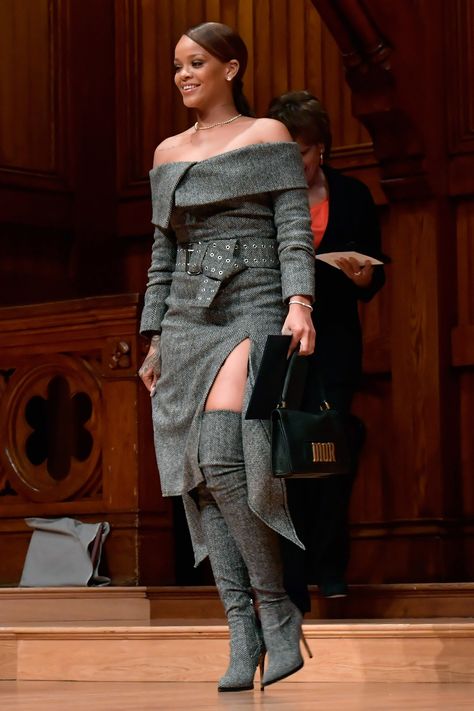 Rihanna at Harvard in Monse Rihanna Street Style, Looks Rihanna, Rihanna Fashion, Celebrity Birthdays, Rihanna Outfits, Rihanna Looks, Style Essence, Bad Gal Riri, Rihanna Riri