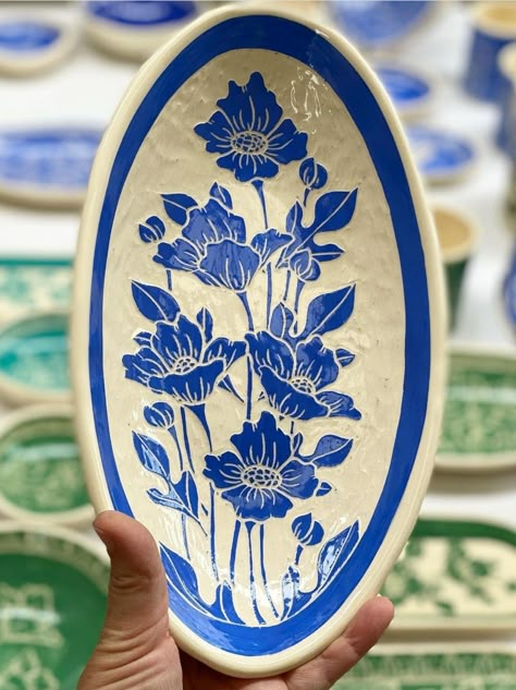 Underglaze Painting On Pottery, Botanical Pottery, Ceramic Drawing, Floral Ceramics, Ceramic Serving Dishes, Blue Pottery Designs, Ceramics Bowl, Ceramica Ideas, Painted Ceramics