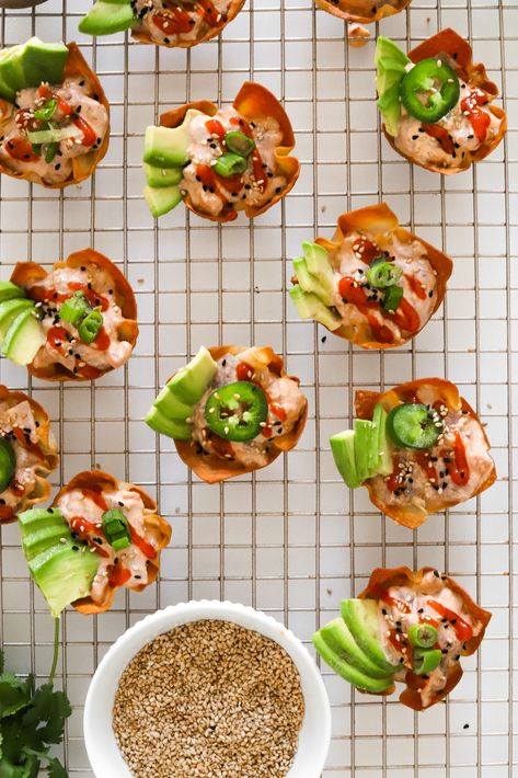 Tuna Wonton, Sushi Cups, Wonton Appetizers, Tuna Sushi, Chicken Wontons, Wonton Cups, Tuna Poke, Wonton Recipes, Kale Salad Recipes