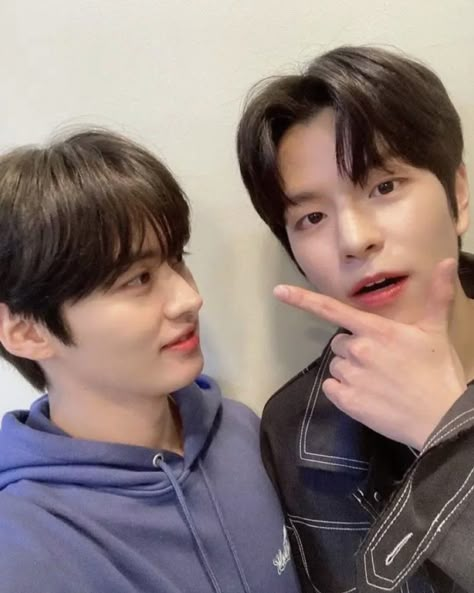 #seungmin #leeknow #skz Tanda Tanya, Stray Kids Minho, Celebrity Look Alike, Kids Groups, Lee Know Stray Kids, Body Picture, Pre Debut, Kid Memes, Stray Kids Seungmin