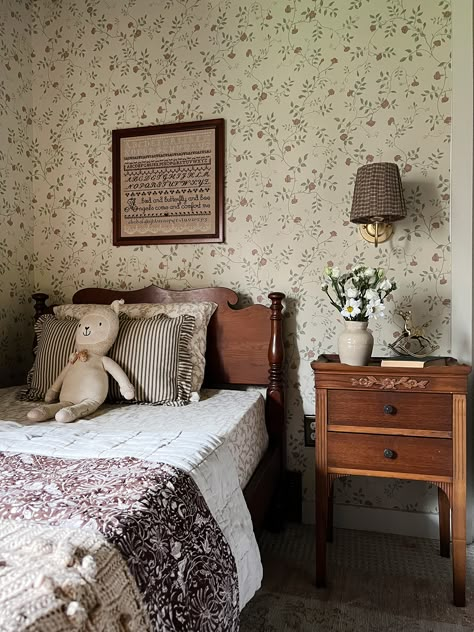 Room With Floral Wallpaper, Vintage Girls Rooms, Nursery Guest Room, Vintage Kids Room, Toddler Girl Room, Kids Bedroom Inspiration, Girl’s Room, Vintage Bedroom, Big Girl Rooms