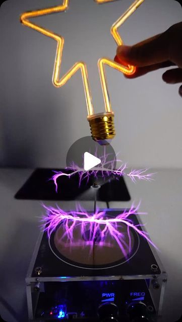 ARTWORK DAILY🎨 on Instagram: "This artist uses a Bluetooth Tesla coil speaker to create electrifying art! ⚡️🔊 Watch as sound waves transform into mesmerizing patterns. This art form blends technology and creativity, turning sound into a visual experience. 🎨✨  Artist 36213426203 on Doüyin   #art #satisfying #electricity" Art Satisfying, Sound Wave Art, Soundwave Art, Tesla Coil, Sound Wave, Art Watch, Wave Art, Sound Waves, Art Forms