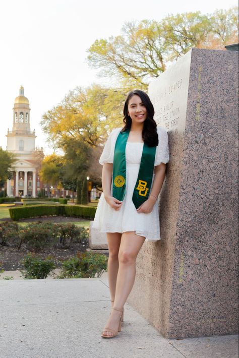 Graduation Photos! College! Outfit Ideas! Baylor University Graduation Pictures, Baylor Graduation Pictures, Social Work Graduation Pictures, Baylor Graduation, College Grad Photos, Outdoor Senior Pictures, Senior Photography Inspiration, College Graduation Pictures Poses, College Graduation Photos