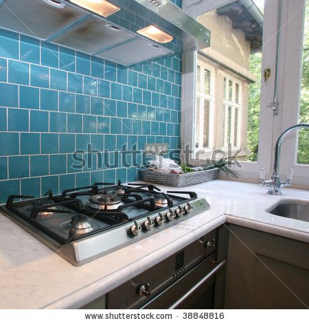 Mexican Kitchen Design, Moroccan Backsplash, Backsplash Herringbone, Backsplash Diy, Creative Backsplash, Remodeling Trends, Modern Backsplash, Turquoise Tile, Farmhouse Backsplash