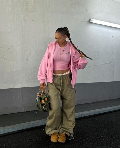 Pink clothes and long hair 🎀 ⁠
⁠
@sjjdavidsen wearing our bestselling Luxury Braid in the shade 'Light Brown' Pink Clothes, Cyberpunk Style, Pink Outfits, The Shade, Pink Outfit, Preppy Style, Light Shades, Light Brown, Long Hair