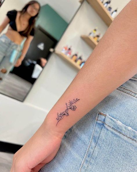 First Tattoo Ideas For Women, First Time Tattoos, First Tattoo Ideas, Diamond Tattoo, Tato Minimal, Cute Simple Tattoos, Basic Tattoos, Designs Quotes, Flower Wrist Tattoos