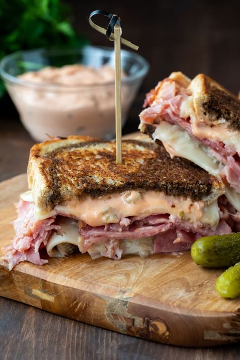 Reuben Sandwich Recipes, Reuben Recipes, Homemade Russian Dressing, Classic Reuben Sandwich, Reuben Recipe, Reuben Sandwich Recipe, Reuben Sandwich Classic, Picture Food, Slow Cooker Salisbury Steak