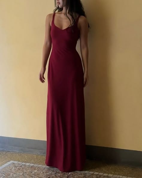 Mai Ardour, Satin Sleeves, Burgundy Prom, Evening Dresses Cocktail, Looks Chic, Prom Gown, Dark Red, Pretty Dresses, In The Middle