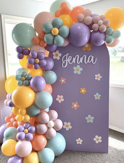 Graduation Party Floral Centerpieces, Colorful Graduation Party Decorations, Floral Grad Party, Graduation Party Decor Ideas, High School Graduation Party Themes, Floral Decor Ideas, Grad Party Decor, Floral Graduation Party, Graduation Party Table