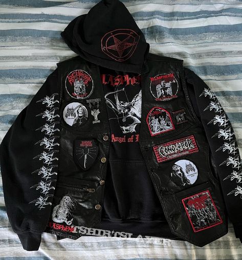 Black Metal Battle Jacket, Metalhead Jacket, Metal Vest, Battle Jackets, Battle Vest, Punk Fashion Diy, Alt Clothes, Patch Jacket, Battle Jacket