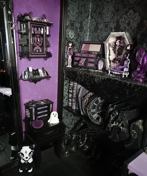 Black And Purple Gothic Bedroom, Goth Glam Bedroom, Purple And Black Room Aesthetic, Trad Goth Room, Purple Gothic Bedroom, Purple And Black Room, Gothic Rooms, Vampire Room, Room Decor Goth