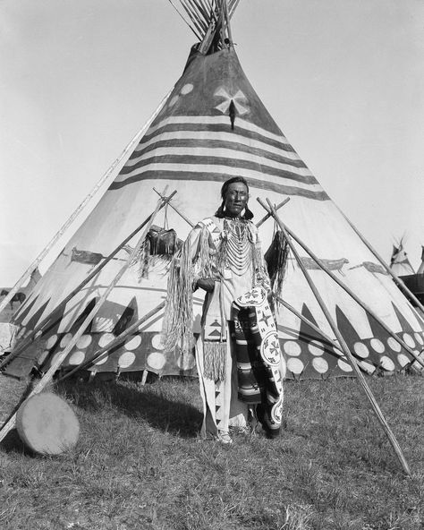 Herbert Lawrence of Siksika Nation 1910: Magnificent portraits of First Nations people of Alberta Blackfoot Indian, Indian Photos, Native American Images, Indian Pictures, Native American Pictures, Wilde Westen, Native American Photos, America Latina, Indigenous Americans