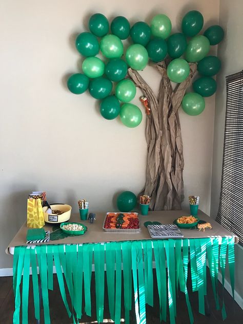 Green Colour Birthday Theme, Jumanji Birthday Party, Tree Themed Party, Tree Birthday Party, Jungle Theme Birthday Party, Zoo Birthday Party, Jungle Thema, Jungle Decorations, Balloon Tree