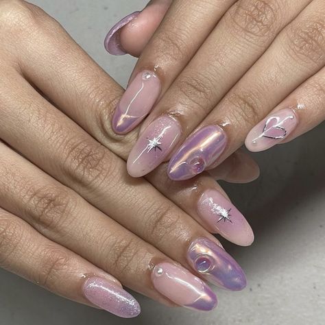 Dreamy Purple Nails, Fairy Purple Nails, Sage And Purple Nails, Nail Art Ungu Lilac, Dainty Purple Nails, Nail Art For Graduation, Douyin Nails Purple, Purple Coquette Nails, Purple Fairy Nails