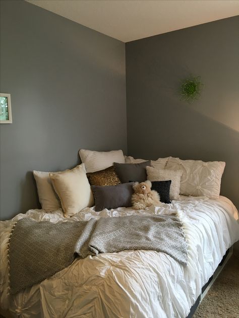 I like to put beds in corners so I can pile on a cozy cluster of pillows. King Size Bed In Corner, Pillows For Corner Bed, Cozy Bed No Headboard, Beds In The Corner Of The Room Ideas, Beds Up Against Wall, Full Size Bed In Corner, Bedroom Inspo Corner Bed, Bedroom Decor Corner Bed, Bedroom Corner Wall Ideas