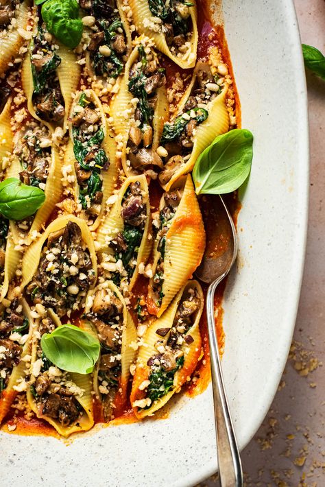 Mushroom Stuffed Shells, Recipe Ricotta, Vegan Stuffed Shells, Vegan Winter Recipes, Shells Stuffed, Shell Pasta Recipes, Mushroom Stuffed, Spinach And Mushroom, Healthy Winter Meals