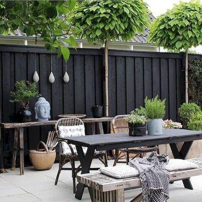 On-trend fence colours to add colour to your garden – Issuu Landscaping Modern, Moderne Have, Backyard Garden Diy, Black Fence, Garden Apartment, Garden Modern, Garden Balcony, Black Garden, Lighting Modern