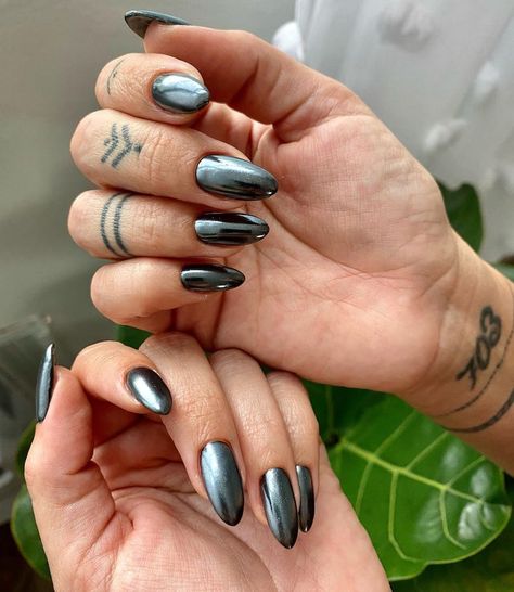 Hailey Bieber Glazed Donut Nails, Nails Hailey Bieber, Outfit Nero, Black Chrome Nails, Hailey Bieber Nails, Glazed Donut Nails, Bieber Nails, Donut Nails, Chrome Manicure