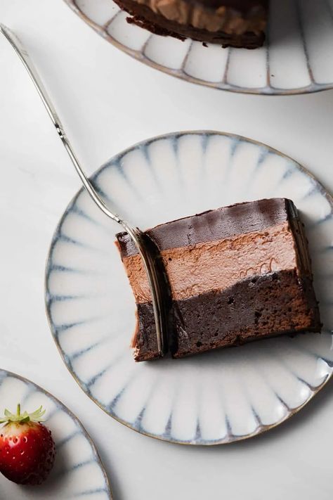 A show-stopping triple chocolate mousse cake for any occasion! Frozen Chocolate Mousse Cake, Chocolate Truffle Mousse, Oreo Mousse Cake, Triple Chocolate Mousse, Strawberry Mousse Cake, Chocolate Mousse Desserts, Pelo Chocolate, Triple Chocolate Mousse Cake, Chocolate Mousse Cake Recipe