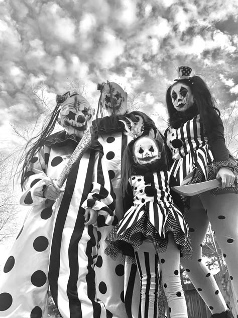 Halloween Costumes Creepy Horror, Group Clown Costumes, Diy Clown Outfit Women, Scary Carnival Costumes, Family Scary Halloween Costumes, Killer Clown Halloween Costume, Carnival Clown Costume, Diy Creepy Clown Costume For Women, Black Clown Costume