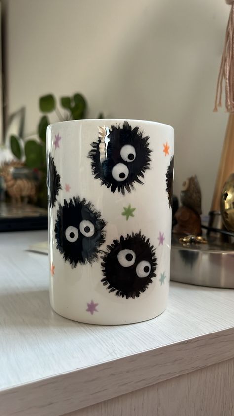 Painting Clay Mug Ideas, Soot Sprite Ceramic, Soot Sprite Pottery Painting, Ponyo Bowl Pottery, Soot Sprite Pottery, Hand Painted Cups Ideas, Hand Painted Mugs Diy, Pottery Mugs Painting Ideas, Pokémon Pottery