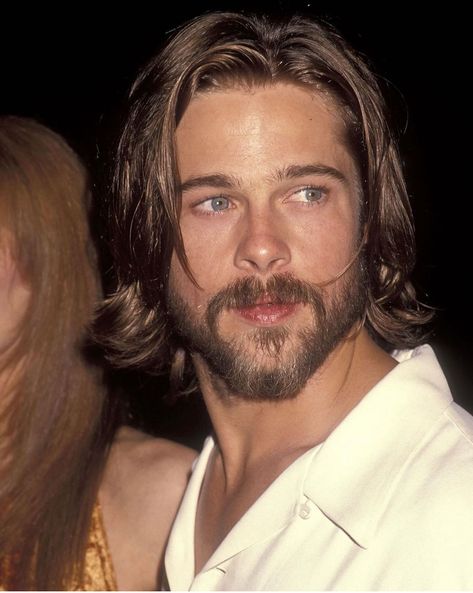 Brad Pitt Beard, Shoulder Length Hair Men, Brad Pitty, Brad Pitt Long Hair, Brad Pitt Hair, Long Hair Beard, Guy Haircuts Long, Moda Hippie, Model Clothes