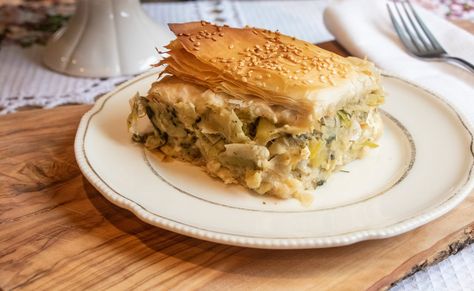 PRASSOPITA: LEEK & FETA PIE Greek Vegetarian Recipes, Greek Vegetarian, Feta Pie, Dimitras Dishes, Food France, Dinner And Lunch Recipes, Lenten Recipes, Armenian Food, Greek Recipe