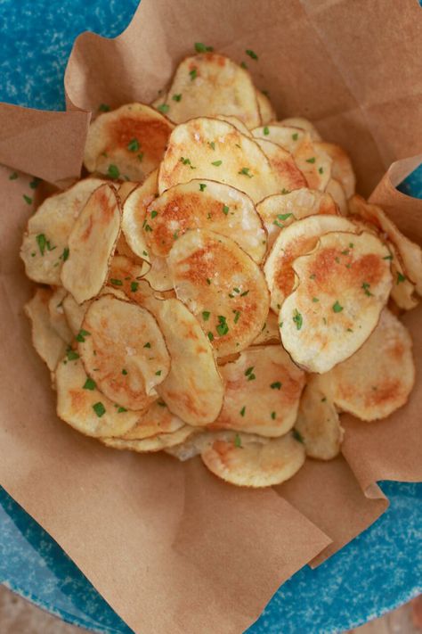 Make Crispy, Homemade Potato Chips in the Microwave! Whiskey Meatballs, Microwave Potato Chips, Microwave Potato, Potatoes In Microwave, Bigger Bolder Baking, Crispy Chips, Fried Pickles, Pot Pies, Microwave Cooking