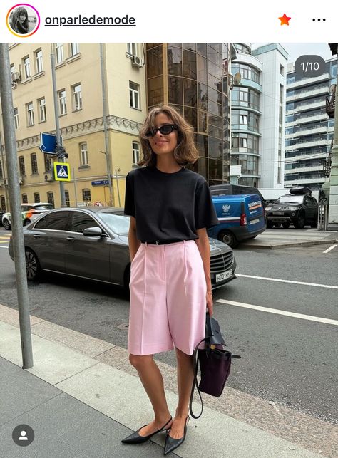 Bermuda Shorts Outfit 2024, Pink Bermuda Shorts Outfit, Summer Street Style 2024 Women, 2024 Summer Street Style, Summer Street Style 2024, Bermuda Shorts Outfit Street Styles, Pink Shorts Outfits, Style Casual Chic, Street Style Summer