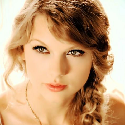 Taylor Swift - Mine music video Taylor Swift Mine Music Video, Speak Now Music Video, Mine Taylor Swift, Mine Music Video, Taylor Swift Mine, Celebrity Icons, Taylor Swift Speak Now, Speak Now, Taylor Swift Album