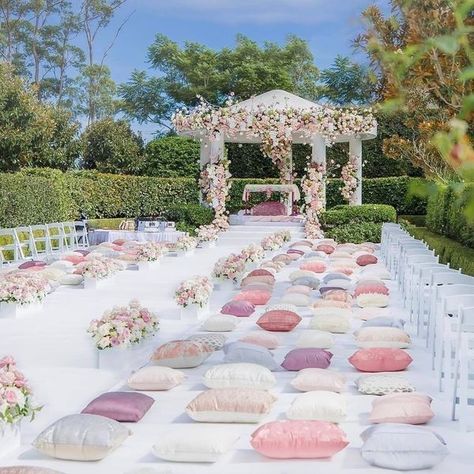 Gorgeous Anand Karaj Setups That Floored Us! Outdoor Wedding Setup, Sikh Wedding Decor, Asian Wedding Decor, Pastel Wedding Theme, Nikah Decor, Themed Wedding Decorations, Anand Karaj, Wedding Setup, Romantic Outdoor Wedding