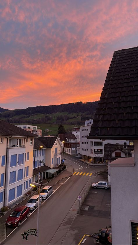 #sunset #sunsetphotography #switzerland #swiss #swissalps #mountains #goldenhour #evening #nature #travel Sunset In Switzerland, Ttc Aesthetic, Swiss Alps Aesthetic, Lockscreens Aesthetic Vintage, Switzerland Sunset, Gap Year Plan, Sunset Pic, Mountain Sunset, Gap Year