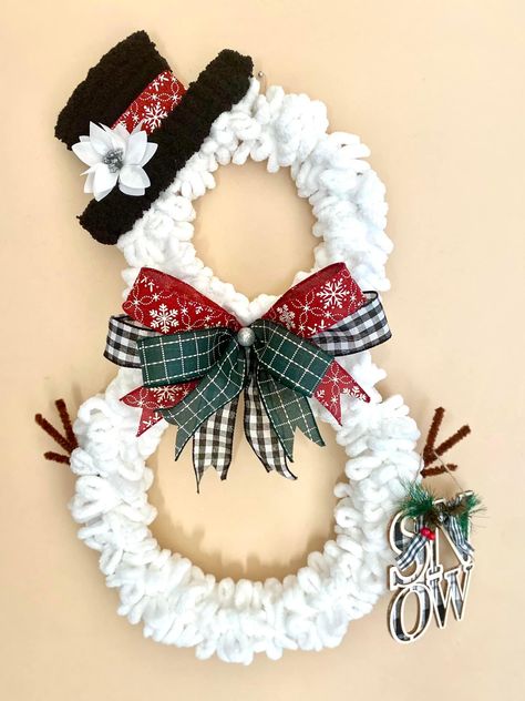 Dollar Tree Snowman Wreath, Dollar Tree Snowman, Snowman Wreaths, Fun Homemade Gifts, Snowman Crafts Diy, Dollar Store Christmas Crafts, Tree Snowman, Christmas Mesh Wreaths, Yarn Wreath